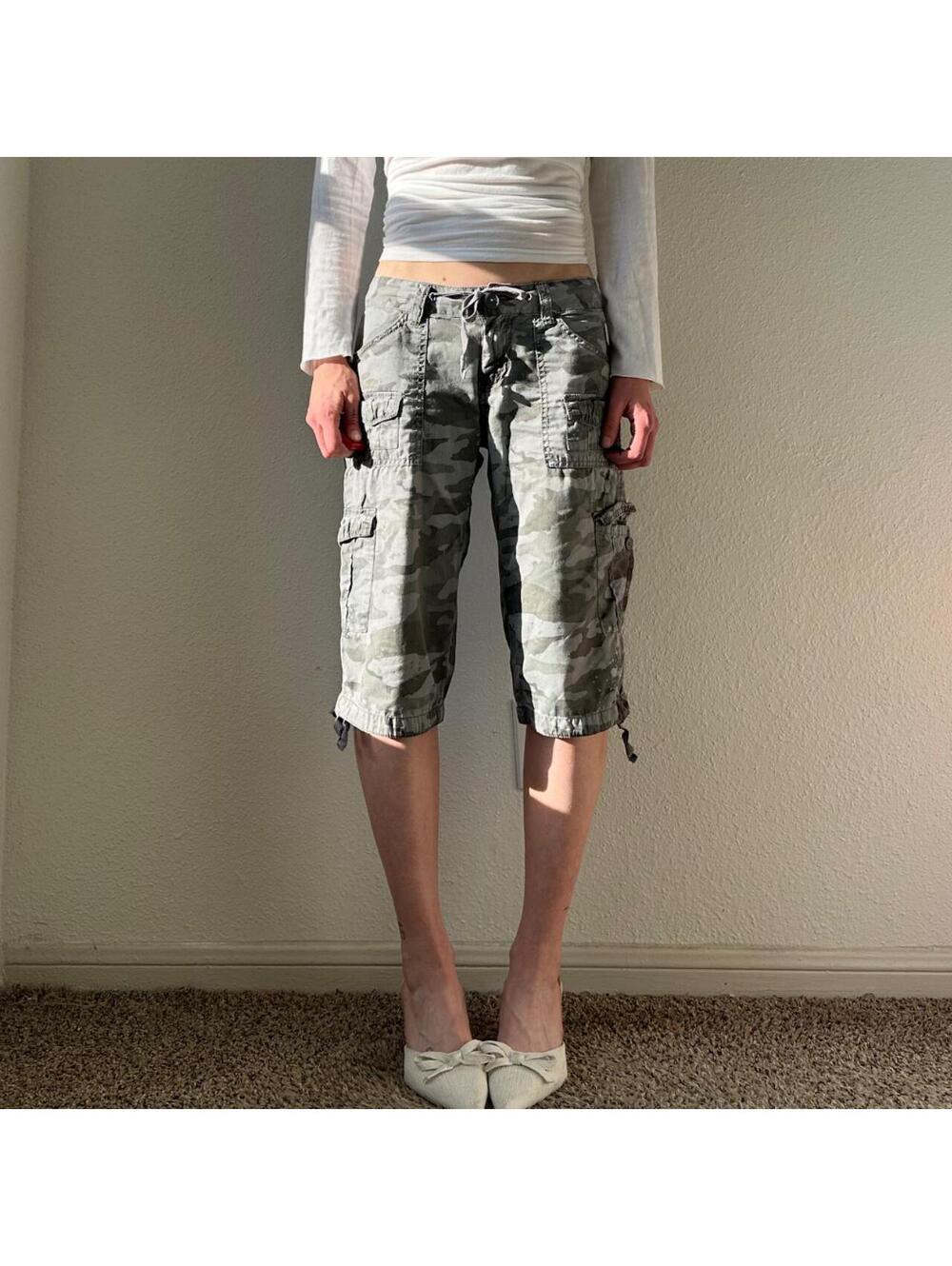 Vintage authentic rare y2k low rise wide leg green camo cargo capris